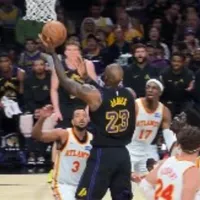 LeBron y una jugada a lo Curry en la victoria de Lakers vs. Hawks