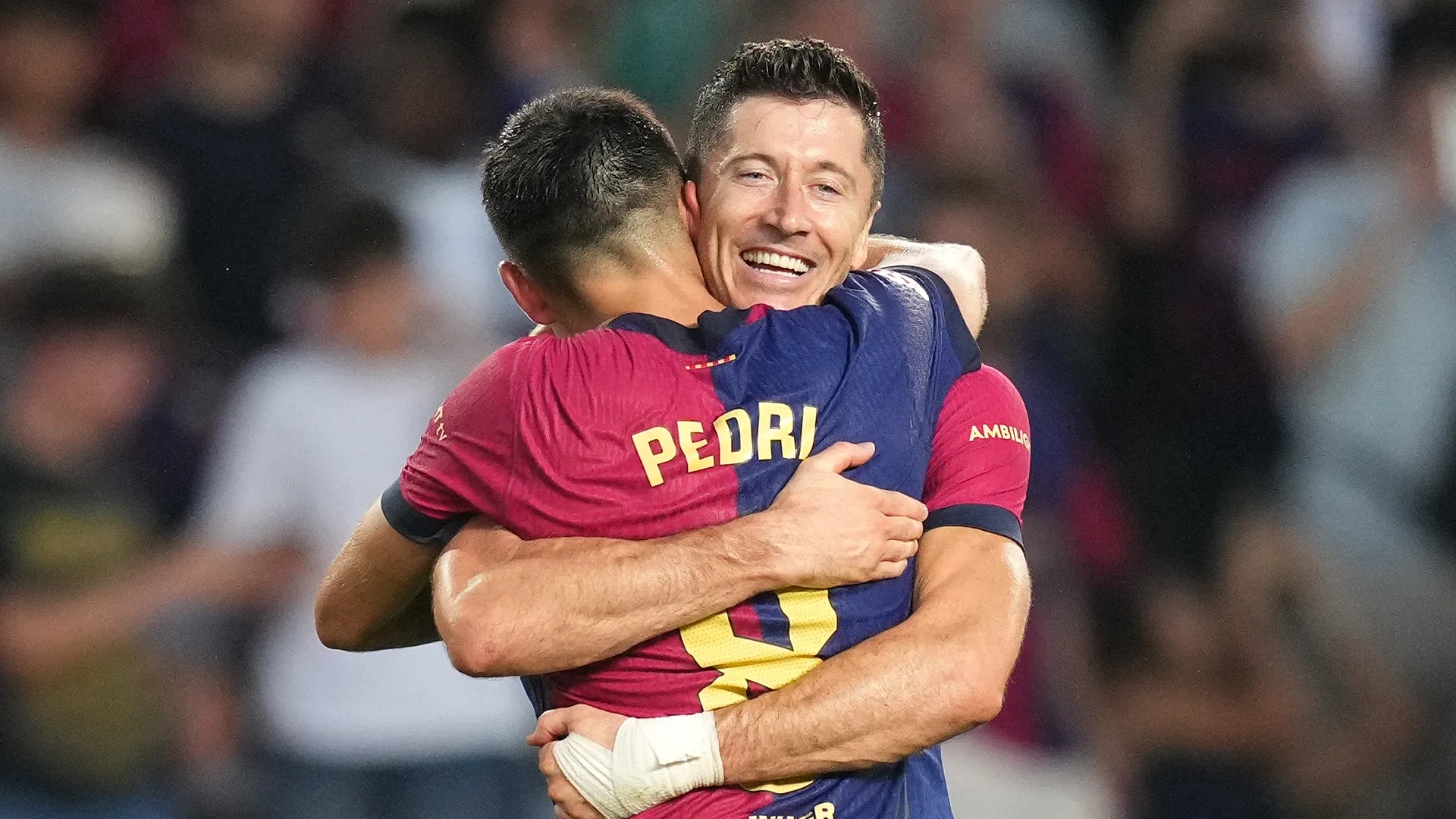 Pedri abraza a Robert Lewandowski (GETTY IMAGES)