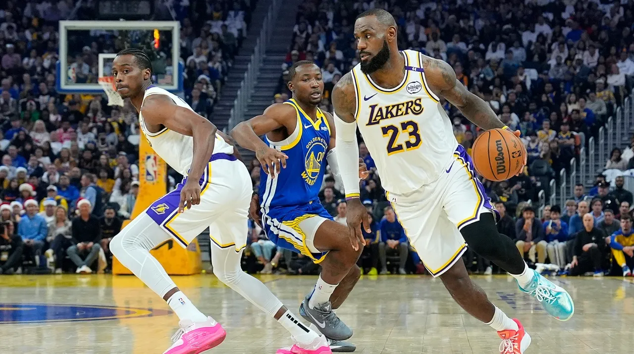 LeBron James con el jugador de Warriors que llegaría a Lakers. (Foto: Getty Images)