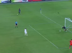 Moisés Muñoz le ataja un penal a Francesco Totti y a Marco Materazzi