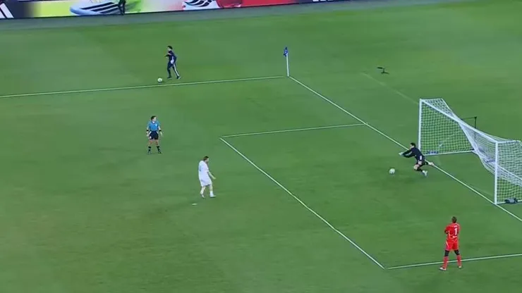 Moisés Muñoz le ataja penal a Totti