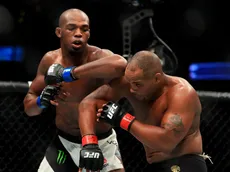 Jon Jones reaviva vieja rivalidad con Daniel Cormier y sentencia: "Es un idiota"