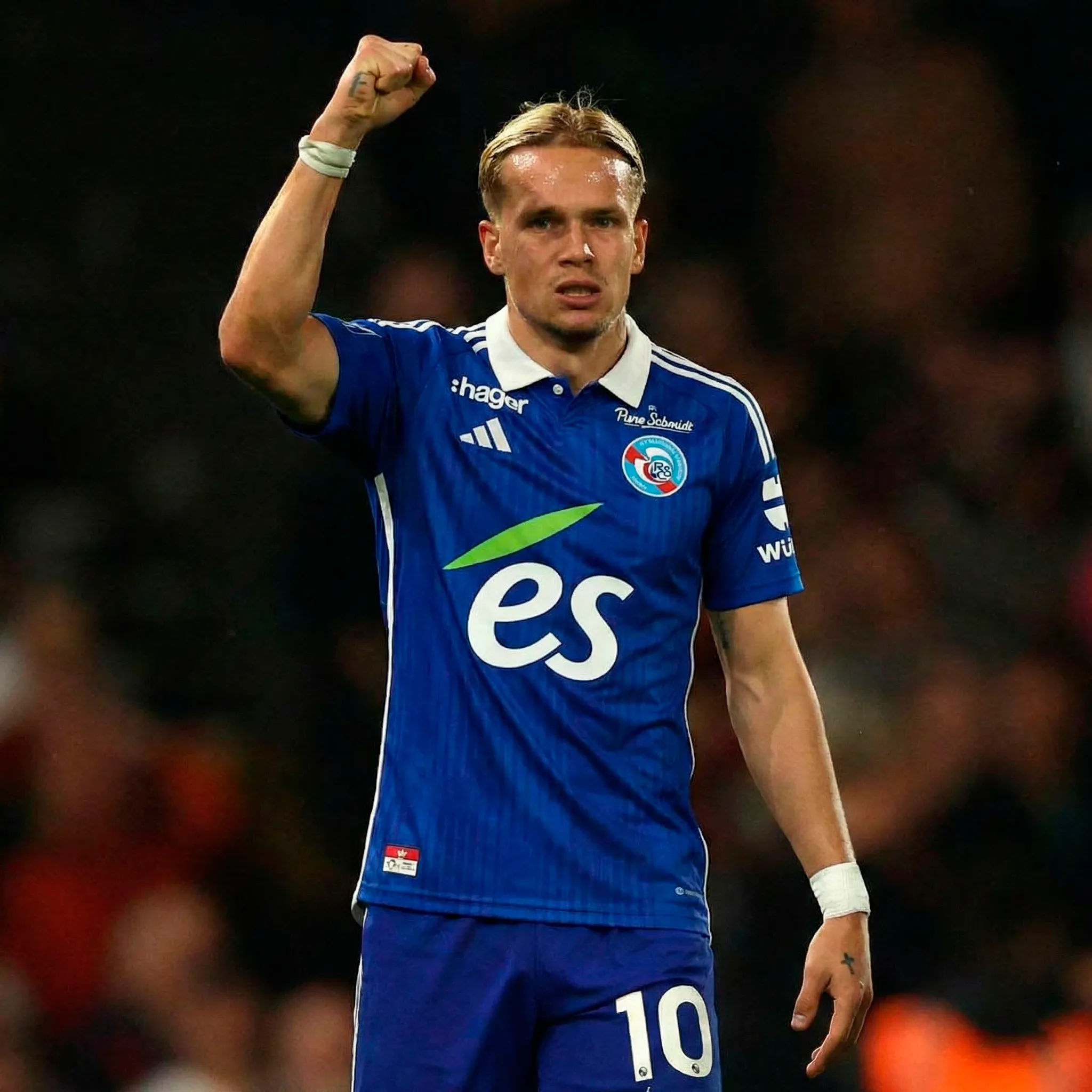 Mudryk con la playera de Racing de Estrasburgo (Imagen generada con la IA de Google Gemini)