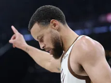 La jugada que Curry denunció en su contra: “No es baloncesto”