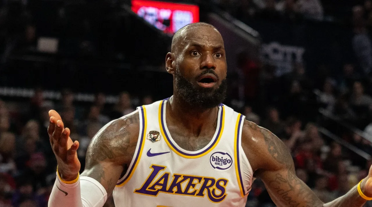 LeBron James protestó por el arbitraje en la NBA. (Foto: Getty Images)