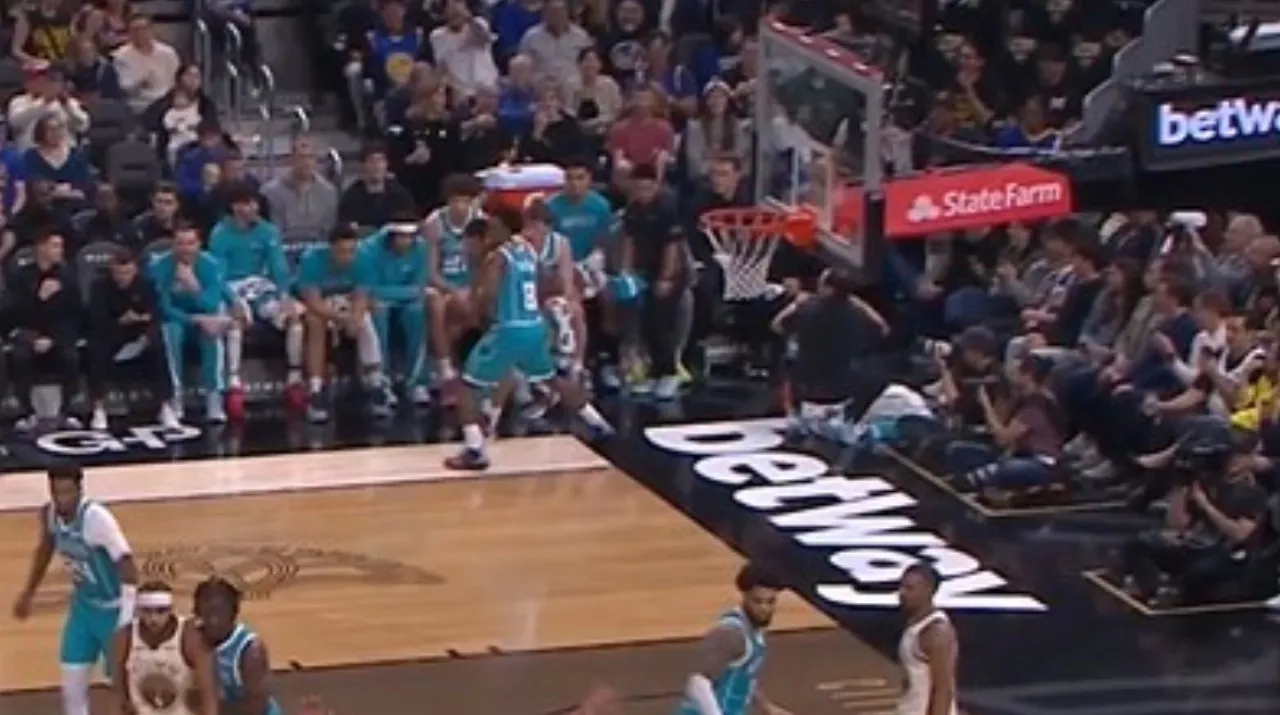 Jugada contra Curry en Warriors vs Hornets. (Foto: X / @NBA)