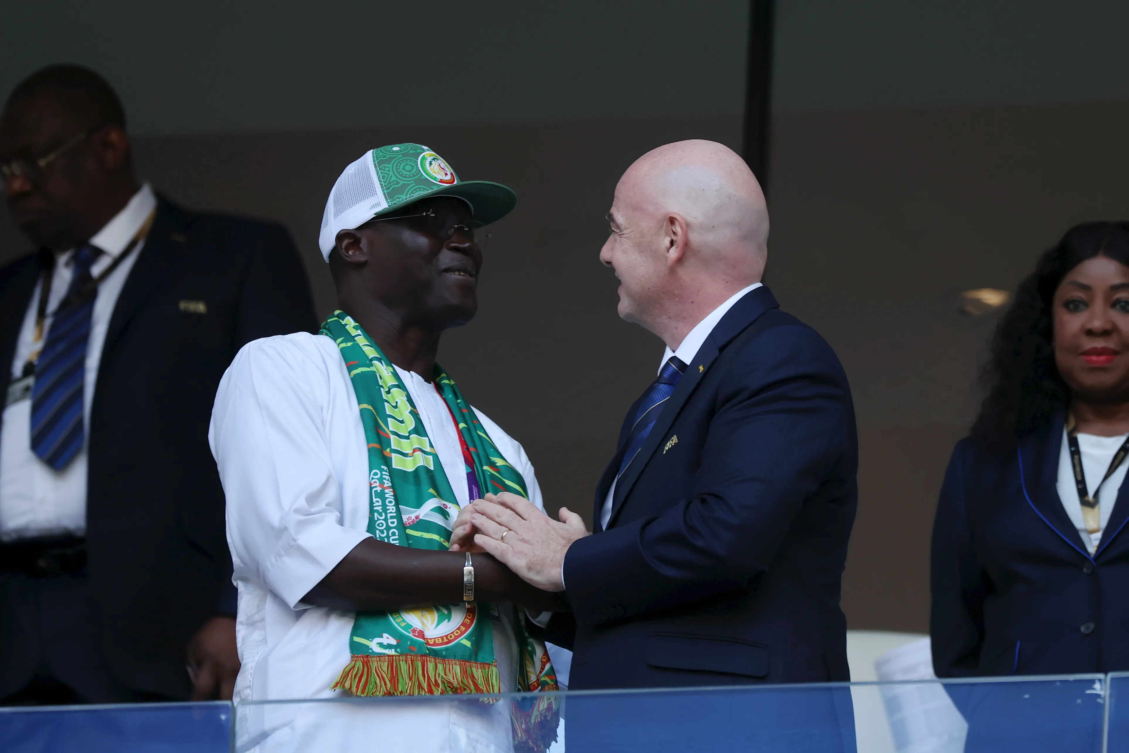 Gianni Infantino y el político senegalés Augustin Senghor (GETTY IMAGES)