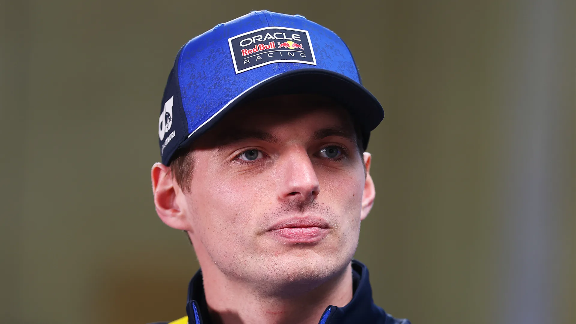 Max Verstappen con la nueva indumentaria de Red Bull Racing