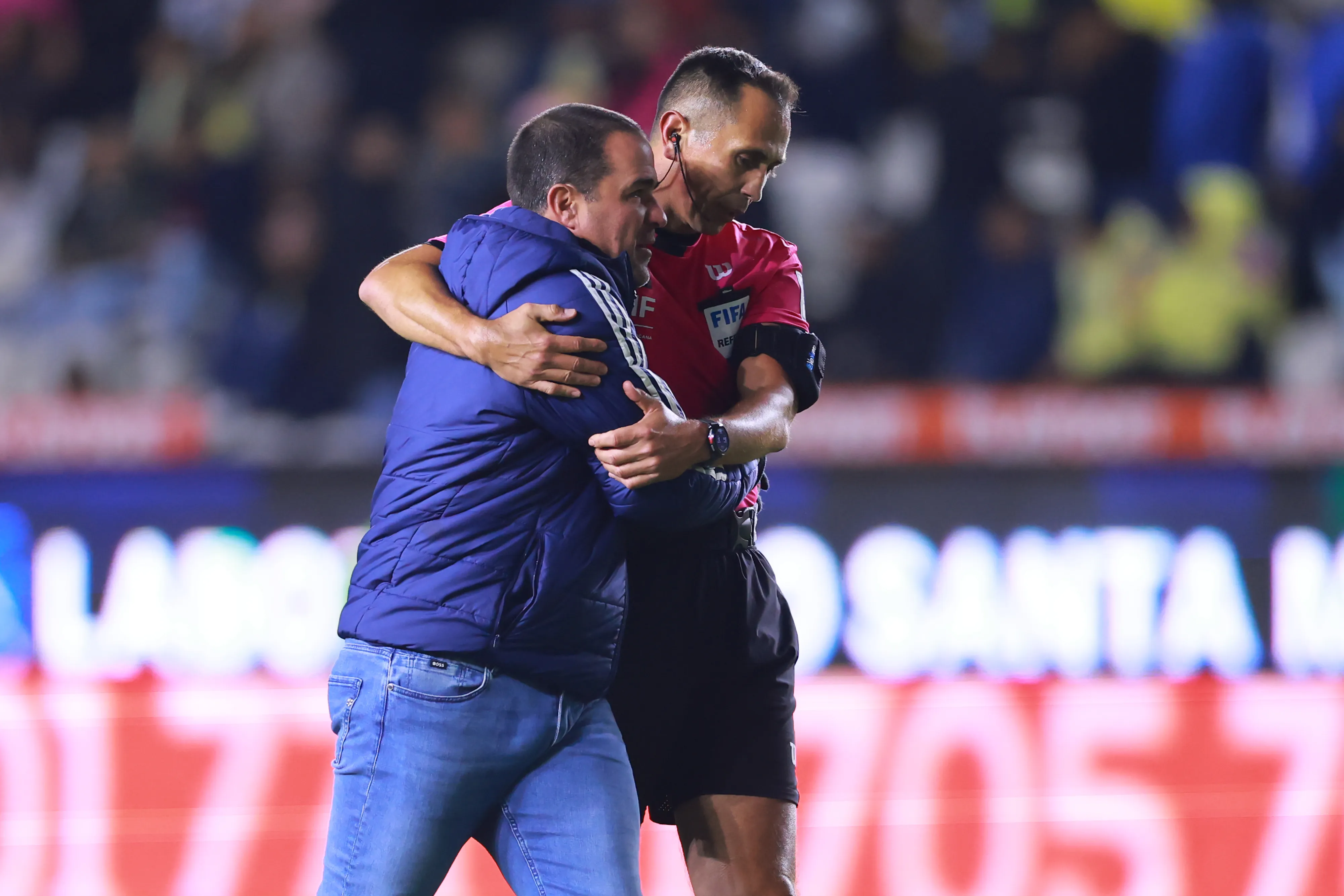 André Jardine hablando con Luis Enrique Santander (Getty Images)