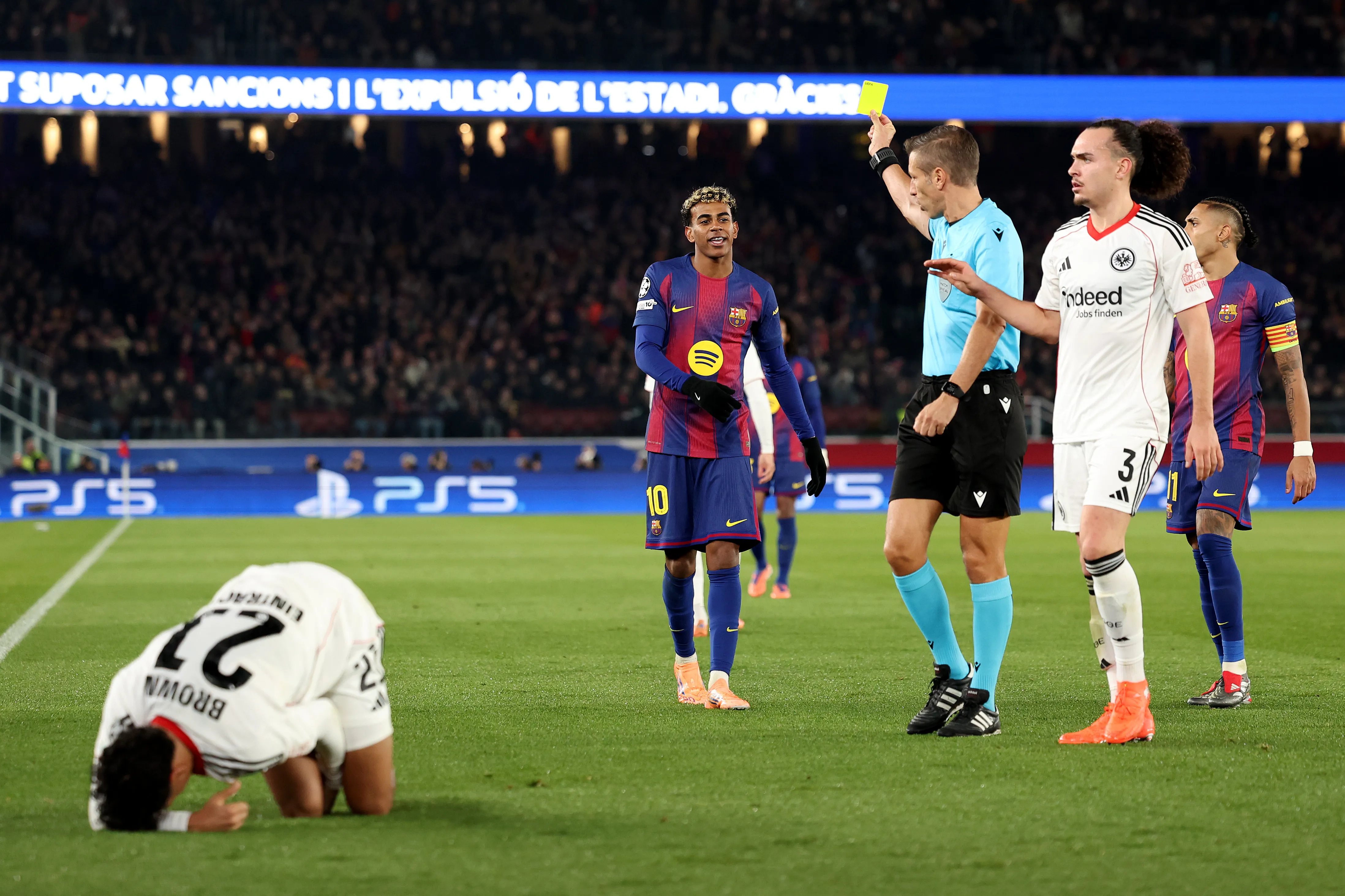 Lamine Yamal recibió una tarjeta amarilla ante Eintracht Frankfurt (GETTY IMAGES)