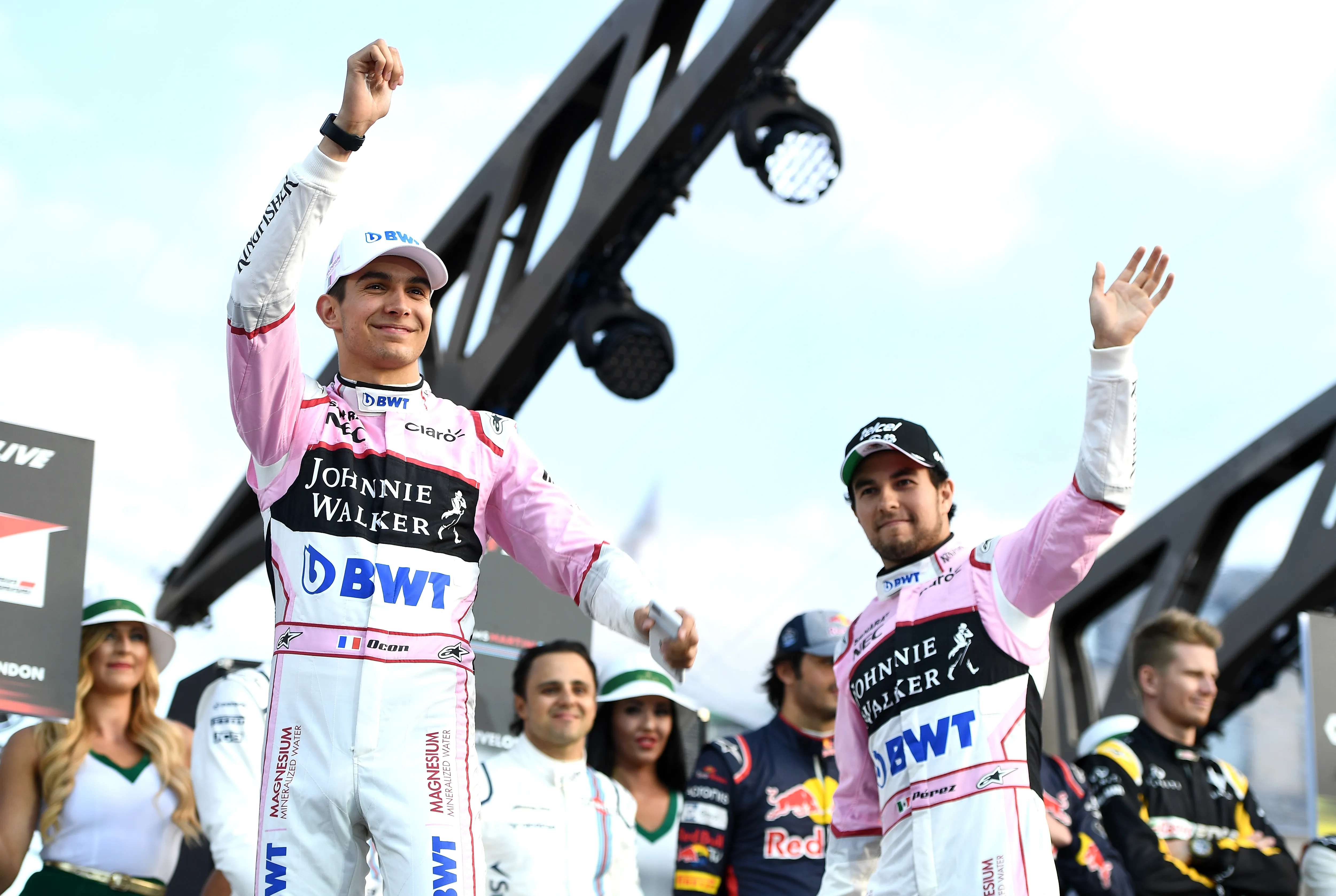 Esteban Ocon y Checo Pérez saludan al público con los monos de Force India (GETTY IMAGES)