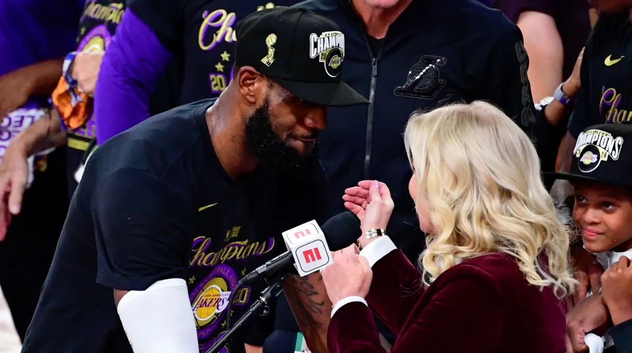 LeBron James y la presidenta de Los Angeles Lakers. (Foto: Getty Images)