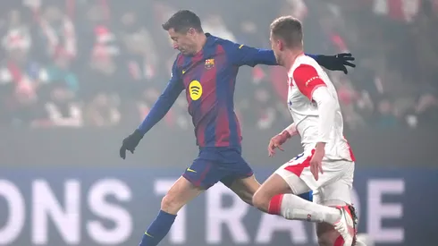 Robert Lewandowski ensaya un remate en Slavia Praga vs. Barcelona
