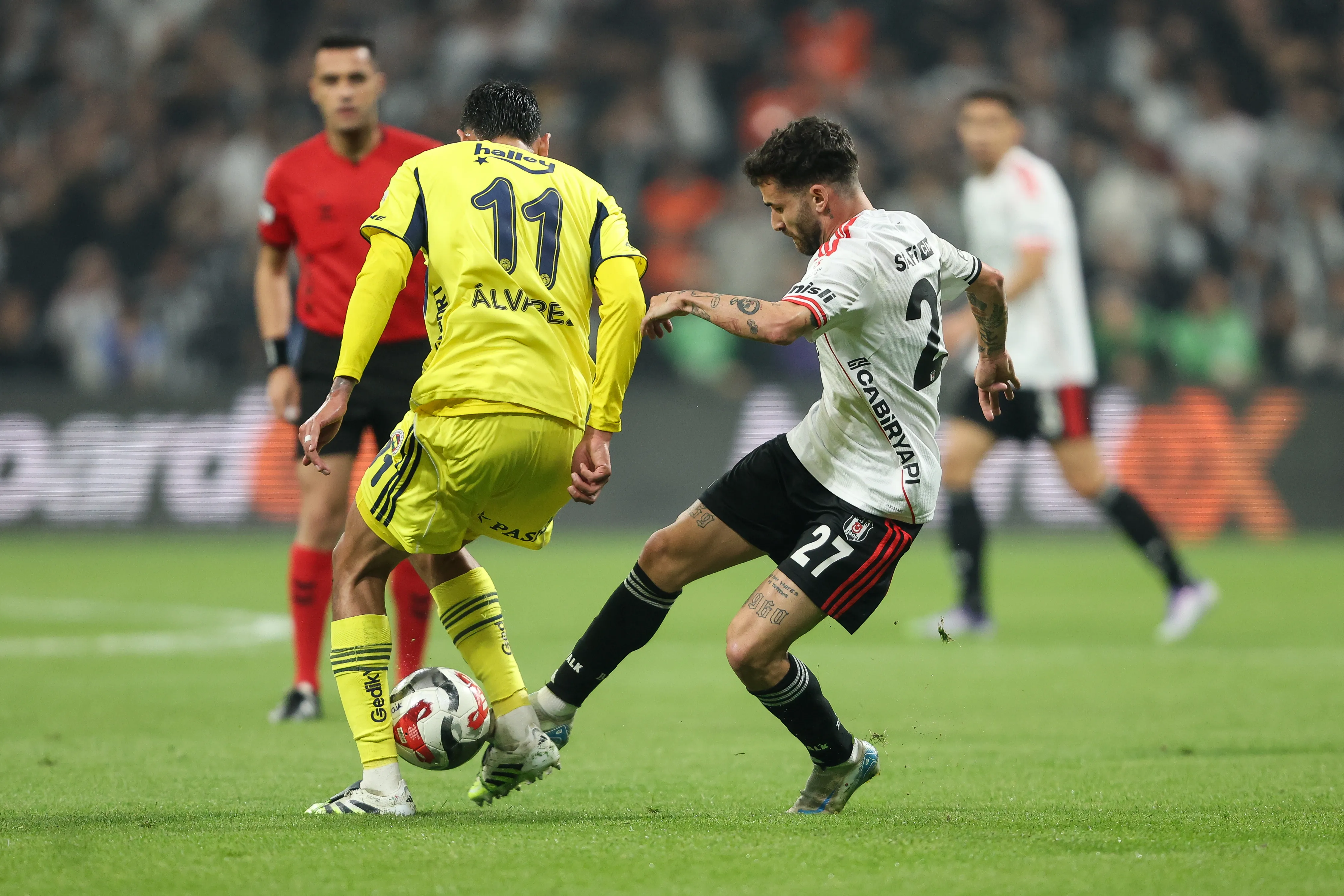 Edson Álvarez viste el número 11 en Fenerbahce (GETTY IMAGES)