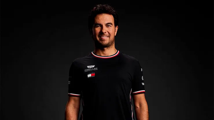 Checo Pérez, piloto mexicano de la F1, con la indumentaria de Cadillac