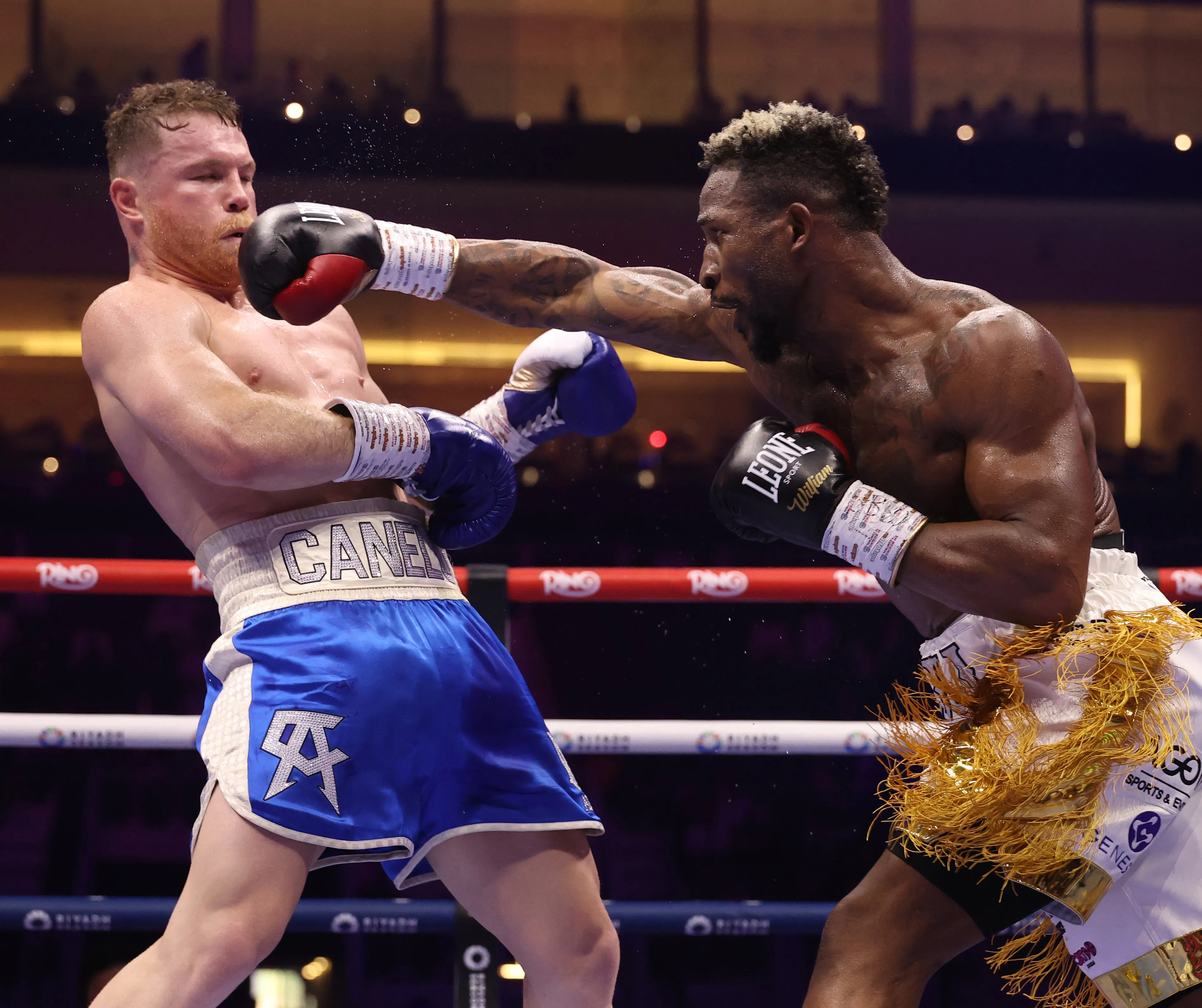 Canelo Álvarez frente a William Scull (Getty Images)