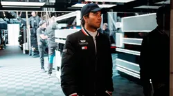 Checo Pérez en el garaje de Cadillac en Barcelona