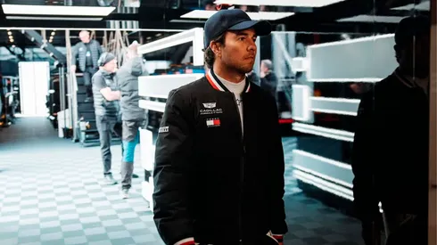 Checo Pérez en el garaje de Cadillac en Barcelona