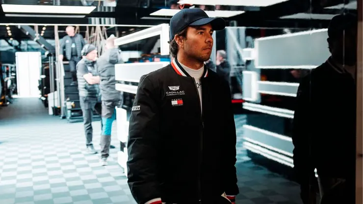 Checo Pérez en el garaje de Cadillac en Barcelona
