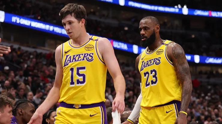 Austin Reaves y LeBron James en un partido de Los Angeles Lakers