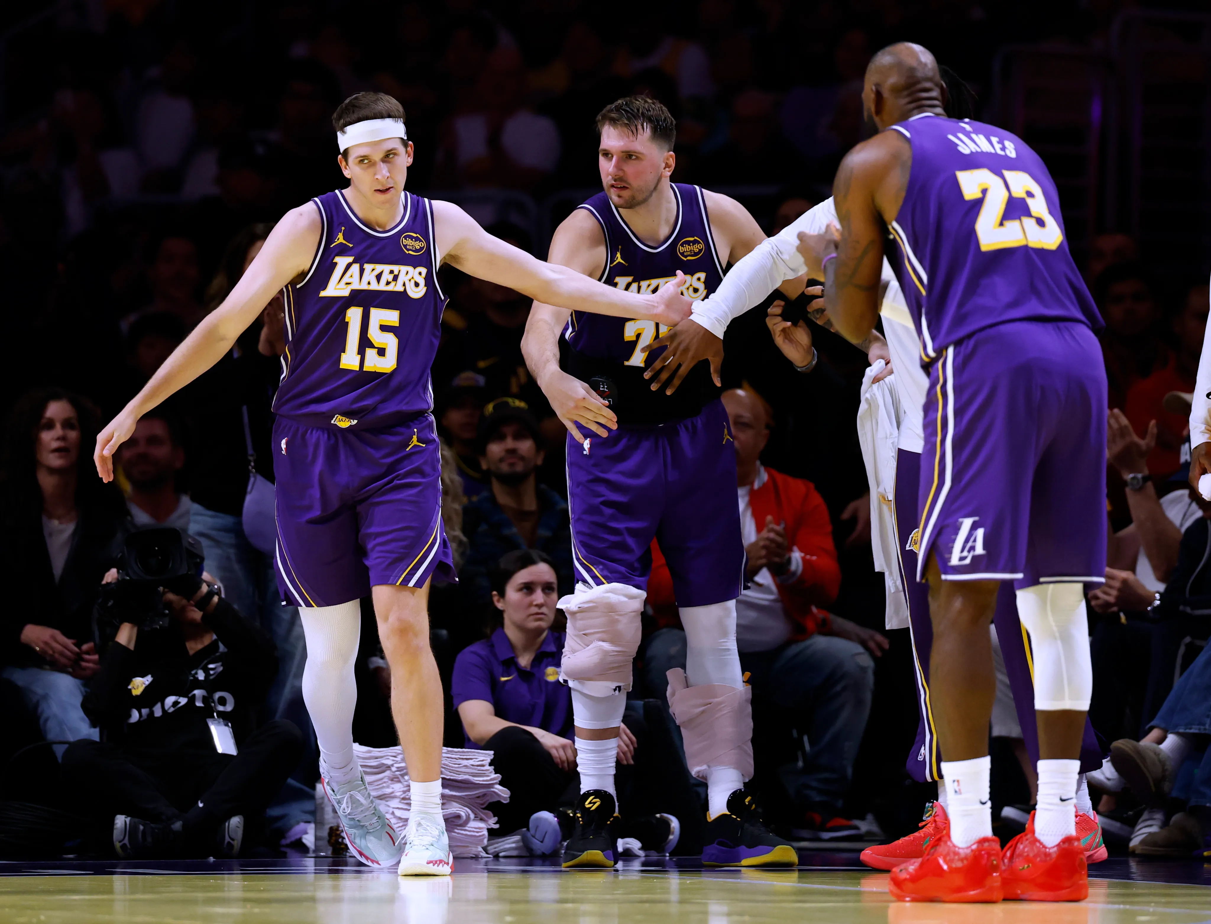 Austin Reaves, Luka Doncic y LeBron James (GETTY IMAGES)