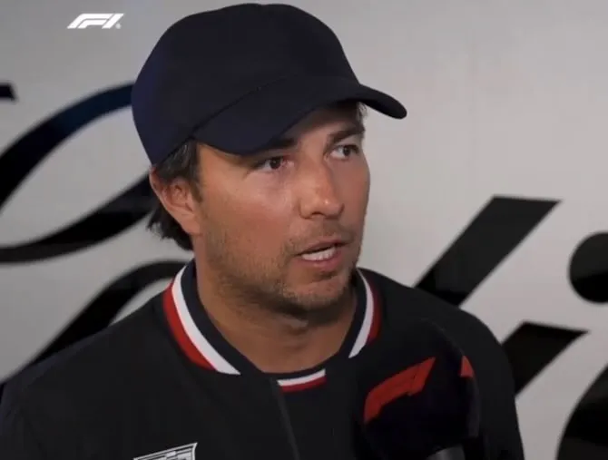 Checo Pérez platica con los micrófonos de la F1 (Foto: captura de la transmisión de F1TV)