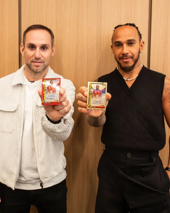 Lewis Hamilton posa con una carta suya firmada por él mismo (@Topps)