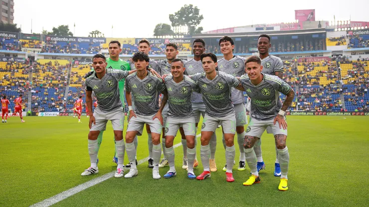 MEXICO CITY, MEXICO - JANUARY 31: Players of America pose for a team photo during the 4th round match between America and Necaxa as part of the Torneo Clausura 2026 Liga MX at Estadio Ciudad de los Deportes on January 31, 2026 in Mexico City, Mexico. (Photo by Manuel Velasquez/Getty Images)