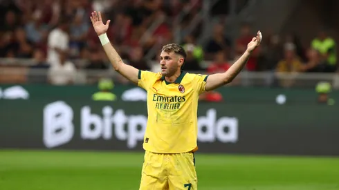 Santi Giménez no juega ante Bologna.