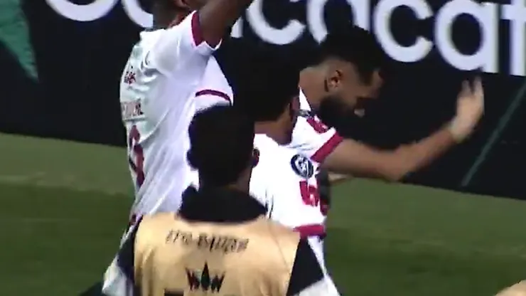 Jugador de Olimpia festeja como Álvaro Fidalgo