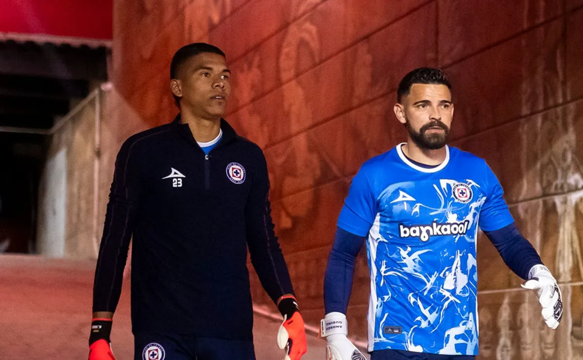 Gudiño y Mier, afuera del Vancouver FC vs. Cruz Azul.