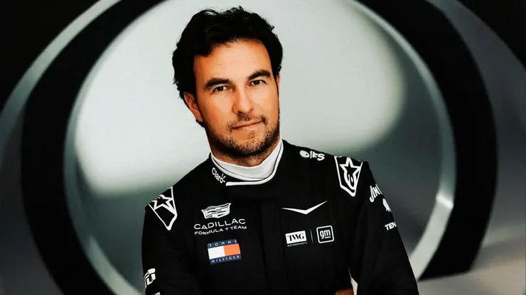 Checo Pérez con el mono de Cadillac