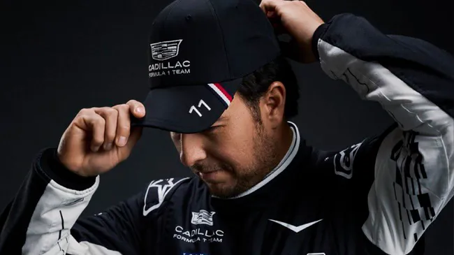 Checo Pérez con la nueva gorra de Cadillac (@CadillacF1News_)