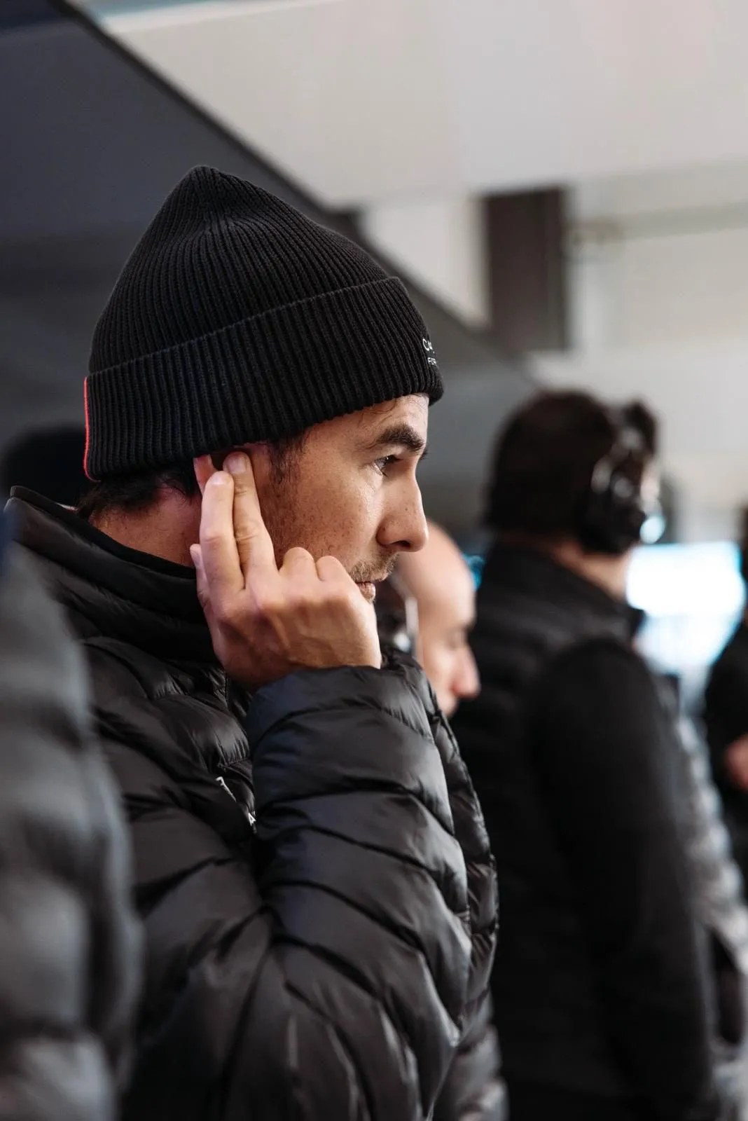 Sergio Pérez en el box de Cadillac (@SChecoPerez)