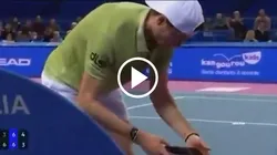 Revisó su celular en pleno partido y no volvió a ganar un punto