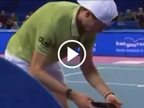 Revisó su celular en pleno partido y no volvió a ganar un punto