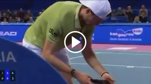 Revisó su celular en pleno partido y no volvió a ganar un punto