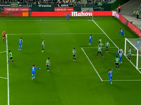 Nelson Deossa discute con Marc Bartra en Real Betis vs. Atlético Madrid