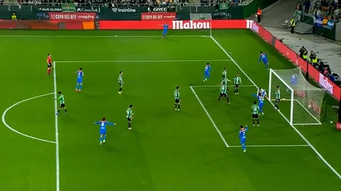 La discusión entre Nelson Deossa y Marc Bartra en el gol de Atlético Madrid ante Betis
