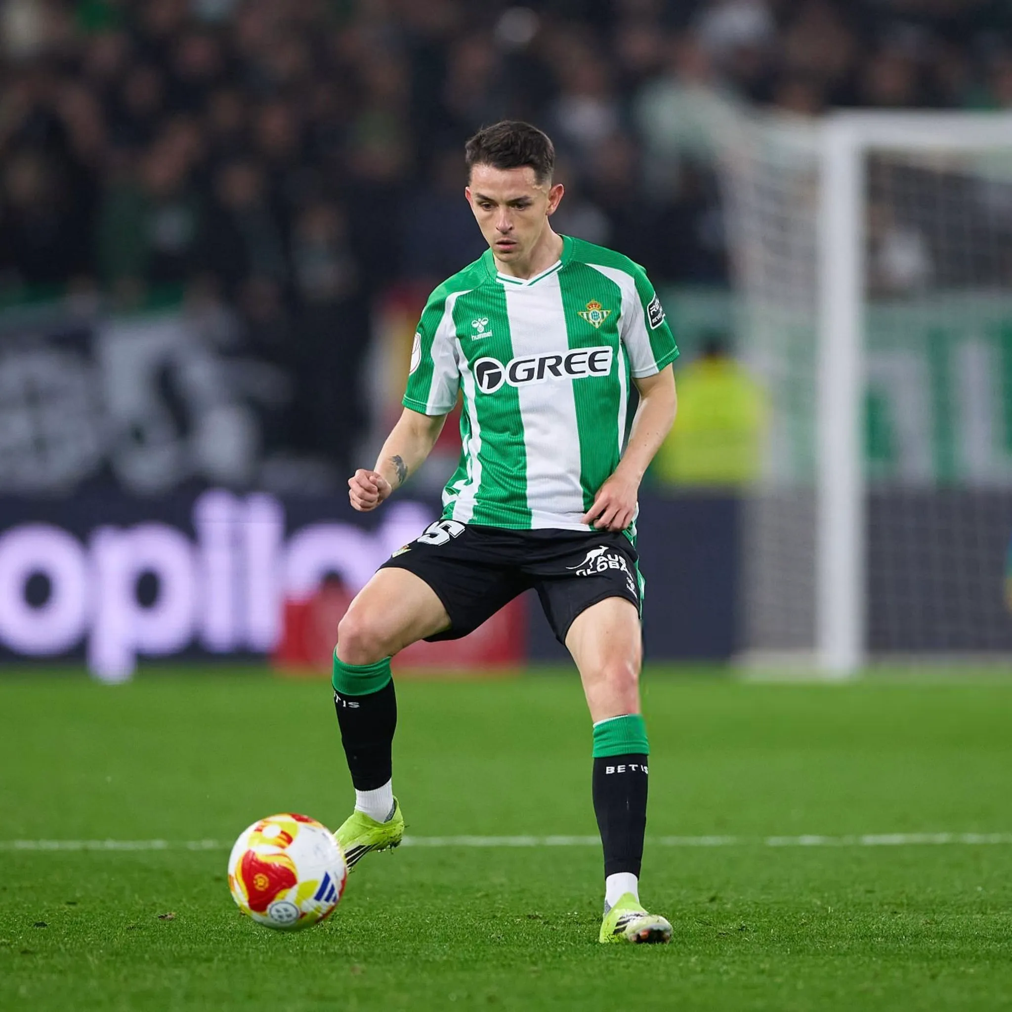 Álvaro Fidalgo y sus primeros toques en España [Foto: Betis]