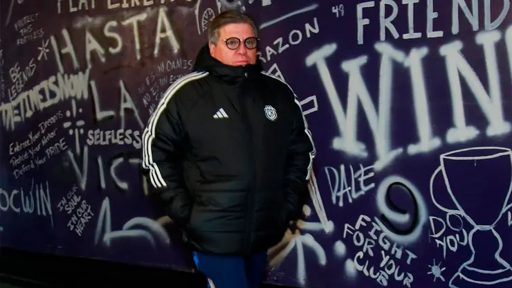 Miguel Herrera con la indumentaria de Costa Rica