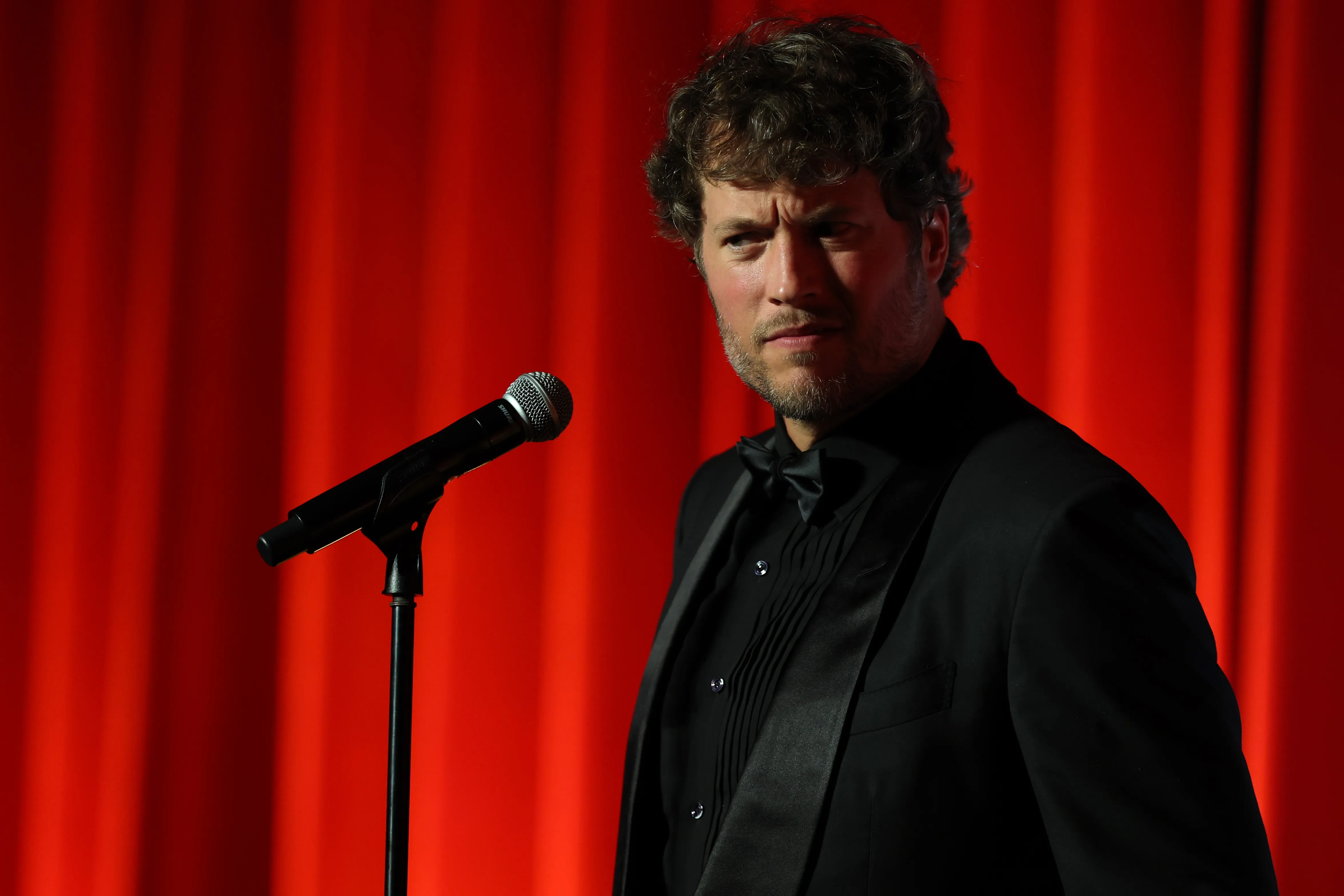 Matthew Stafford durante su discurso en la ceremonia del MVP (GETTY IMAGES)