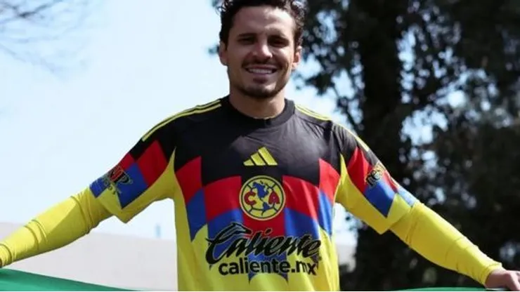 Raphael Veiga no salta al campo ante Monterrey.