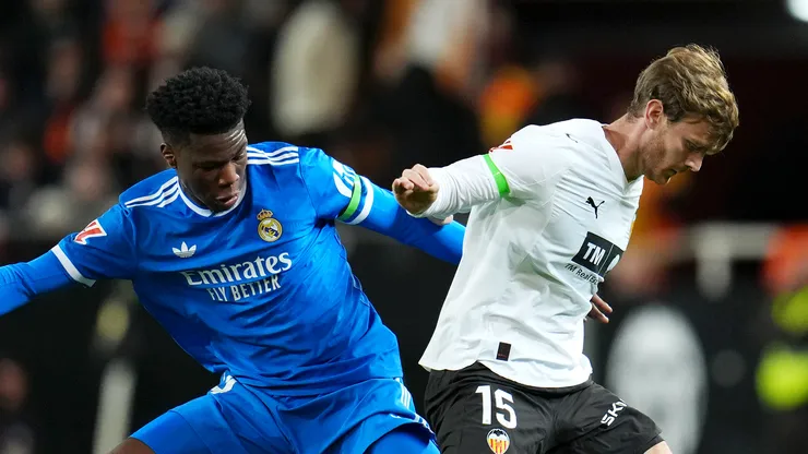 Real Madrid venció 2-0 al Valencia y no le pierde pisada al líder Barcelona