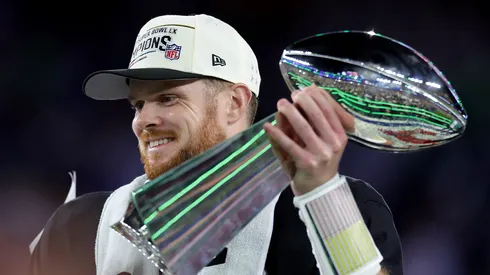 Sam Darnold con el trofeo del Super Bowl LX