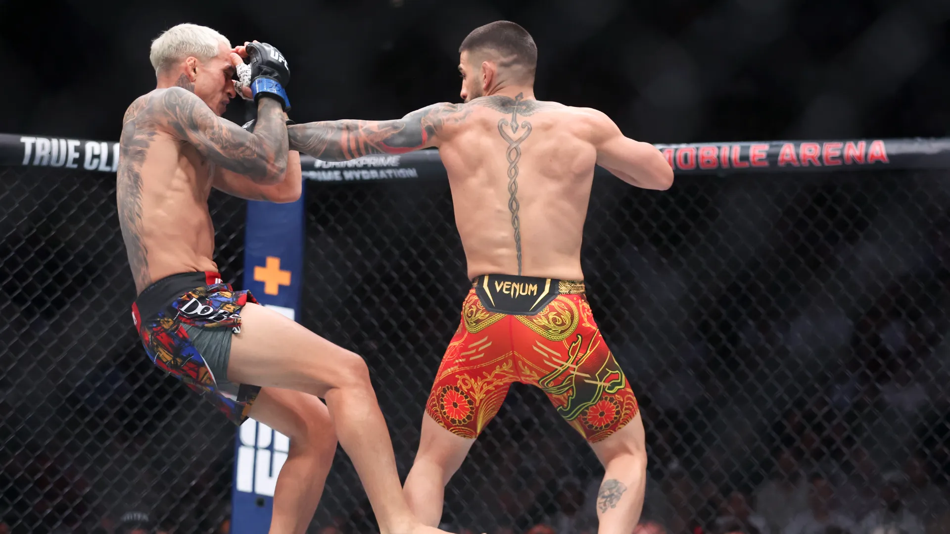 Ilia Topuria se transformó en campeón de dos visiones distintas de UFC. (GETTY IMAGES)