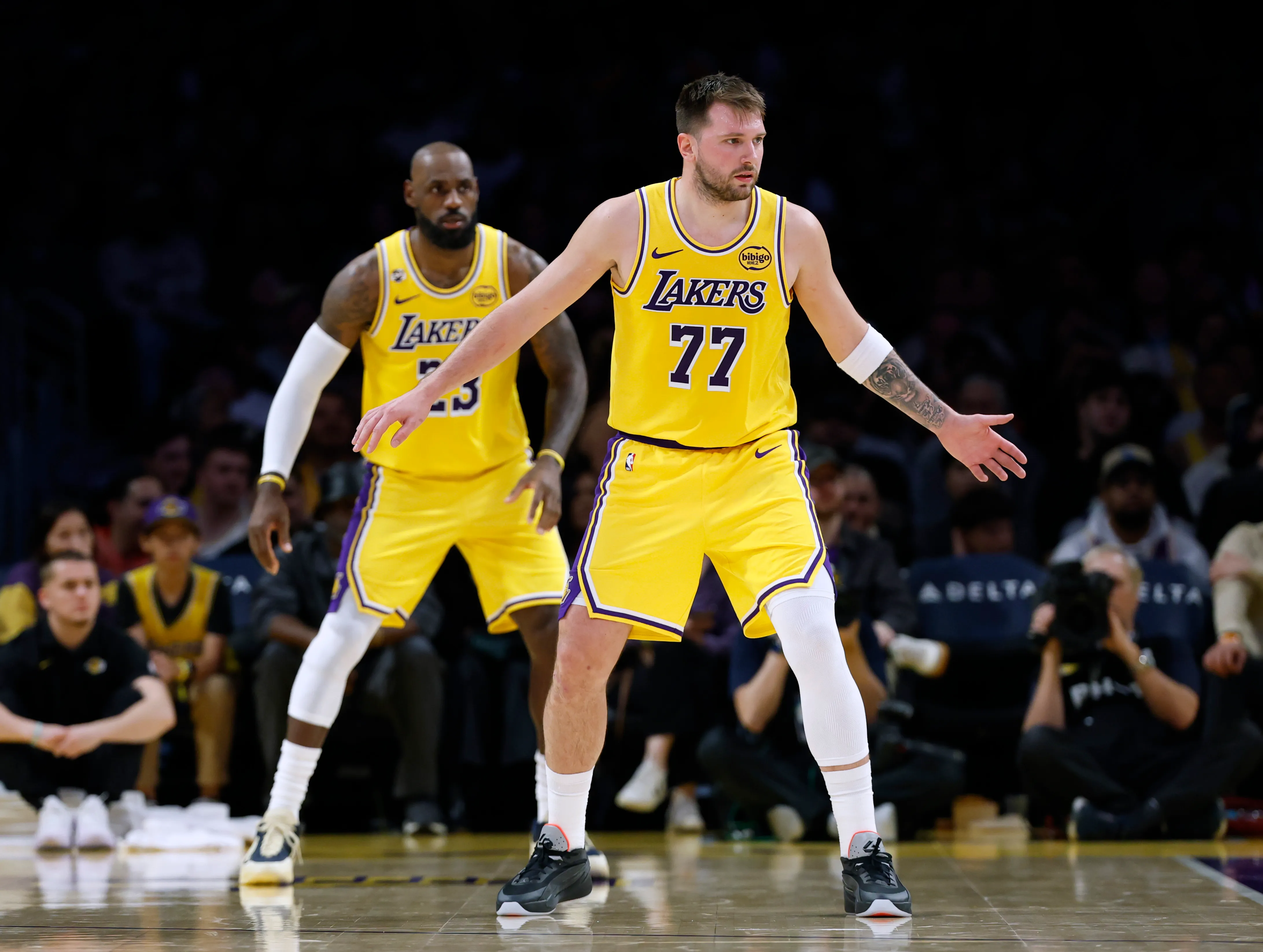 LeBron James y Luka Doncic juntos en Lakers (Getty Images)