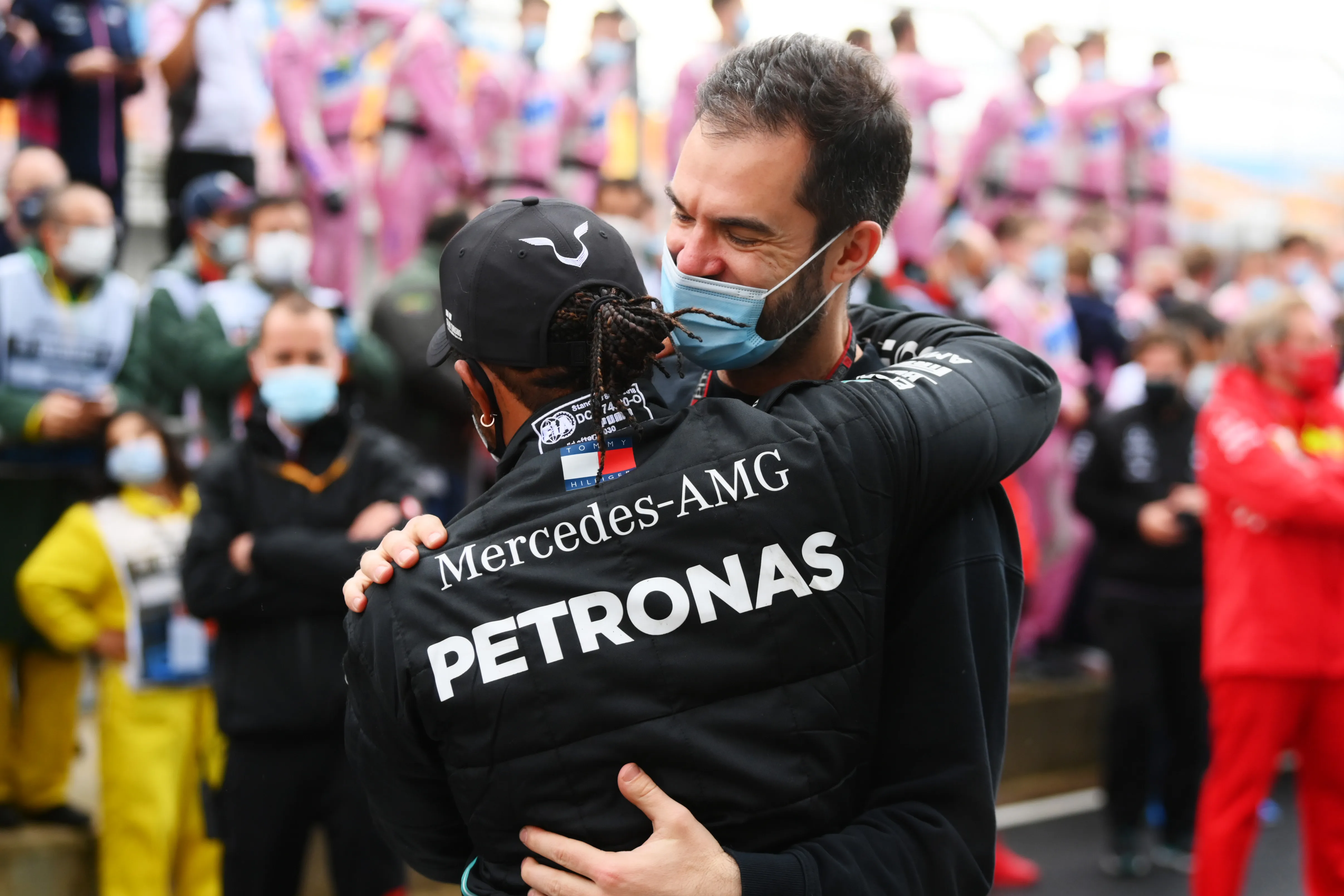 Lewis Hamilton se abraza con Marc Hynes en 2020 (GETTY IMAGES)