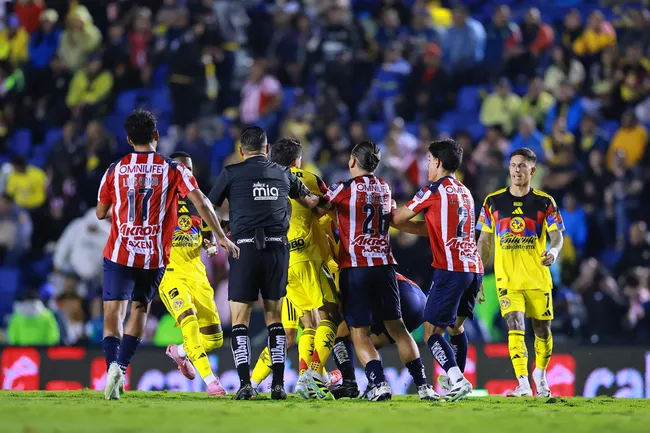 Chivas le ganó 2-1 a América en el último Clásico Nacional (Getty Images)