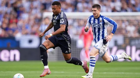 Kylian Mbappé es perseguido por Igor Zubeldia